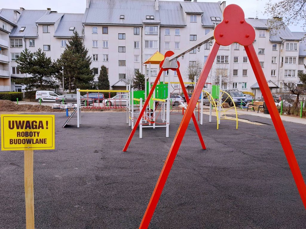 Plaz zabaw przy ul. Dobrzańskiego [23.04.2021 - zdjęcie #8 - eOstroleka.pl