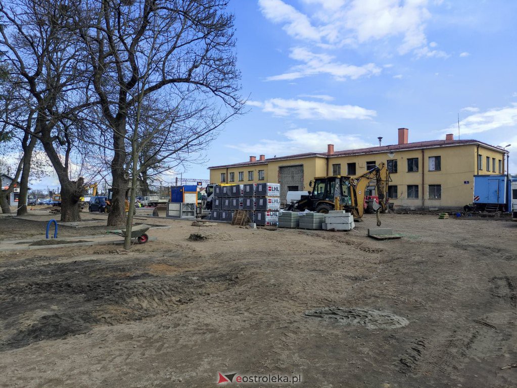 Budowa Multicentrum. Z budynku zniknęły neony "Ostrołęka" i "Dworzec Kolejowy" - zdjęcie #4 - eOstroleka.pl