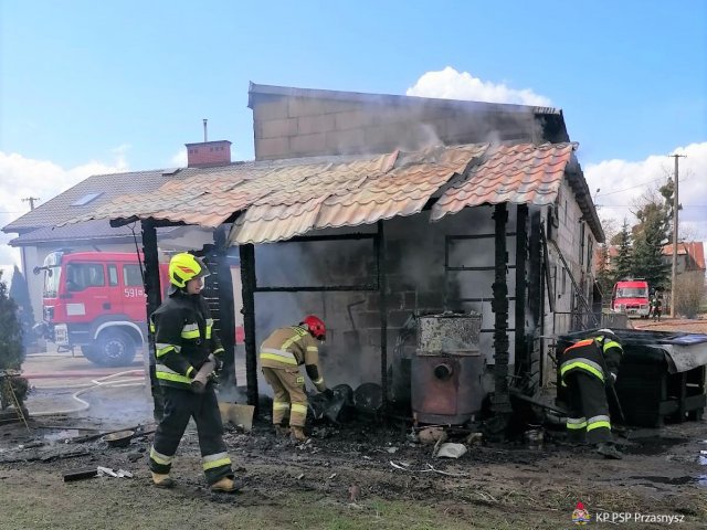 Spłonęła przydomowa wędzarnia pod Przasnyszem [26.04.2021] - zdjęcie #1 - eOstroleka.pl