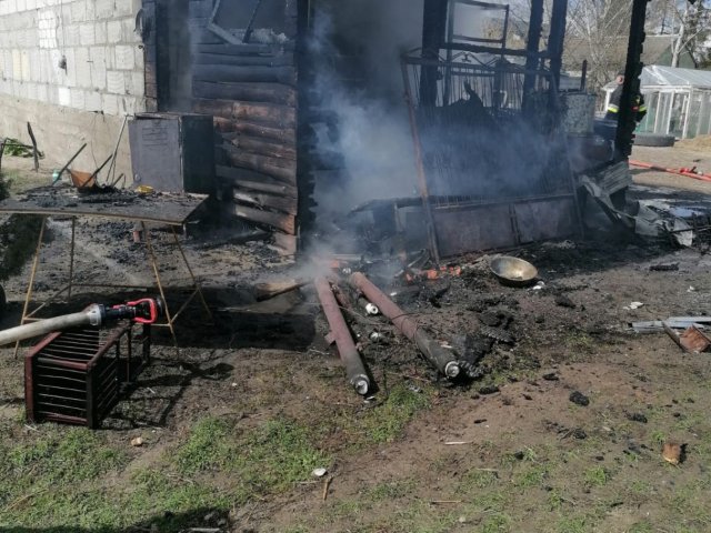 Spłonęła przydomowa wędzarnia pod Przasnyszem [26.04.2021] - zdjęcie #2 - eOstroleka.pl