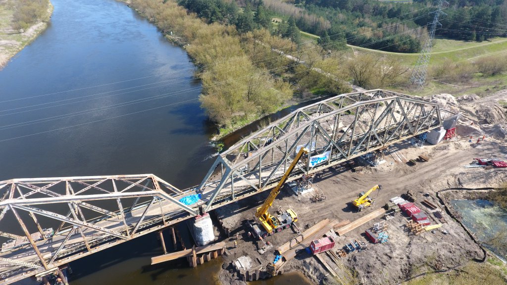Trwa rozbiórka mostu kolejowego na Narwi w Ostrołęce [28.04.2021] - zdjęcie #40 - eOstroleka.pl