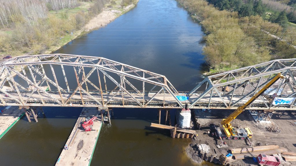Trwa rozbiórka mostu kolejowego na Narwi w Ostrołęce [28.04.2021] - zdjęcie #42 - eOstroleka.pl