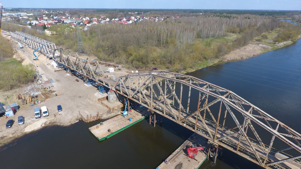 Trwa rozbiórka mostu kolejowego na Narwi w Ostrołęce [28.04.2021] - zdjęcie #43 - eOstroleka.pl
