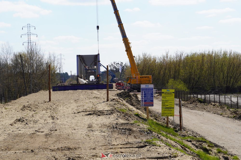 Trwa rozbiórka mostu kolejowego na Narwi w Ostrołęce [28.04.2021] - zdjęcie #1 - eOstroleka.pl