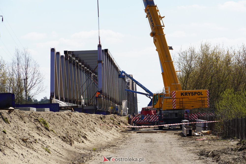 Trwa rozbiórka mostu kolejowego na Narwi w Ostrołęce [28.04.2021] - zdjęcie #3 - eOstroleka.pl