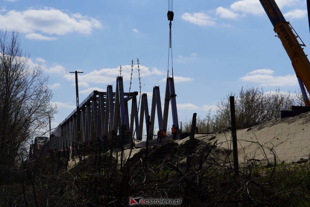 Trwa rozbiórka mostu kolejowego na Narwi w Ostrołęce [28.04.2021] - zdjęcie #4 - eOstroleka.pl