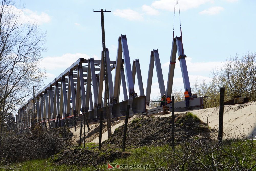 Trwa rozbiórka mostu kolejowego na Narwi w Ostrołęce [28.04.2021] - zdjęcie #5 - eOstroleka.pl