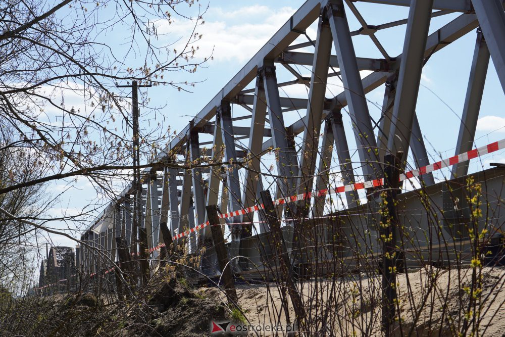 Trwa rozbiórka mostu kolejowego na Narwi w Ostrołęce [28.04.2021] - zdjęcie #8 - eOstroleka.pl