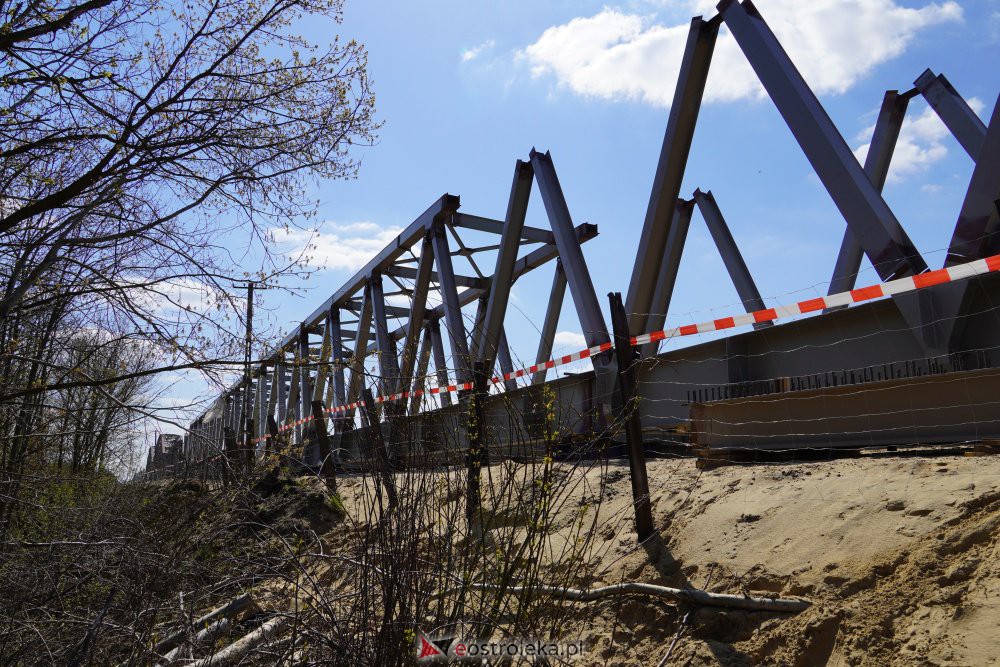 Trwa rozbiórka mostu kolejowego na Narwi w Ostrołęce [28.04.2021] - zdjęcie #9 - eOstroleka.pl