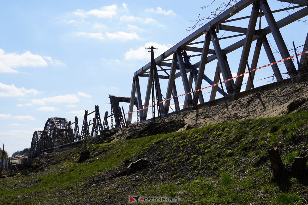 Trwa rozbiórka mostu kolejowego na Narwi w Ostrołęce [28.04.2021] - zdjęcie #11 - eOstroleka.pl