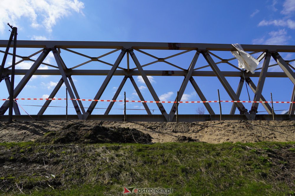 Trwa rozbiórka mostu kolejowego na Narwi w Ostrołęce [28.04.2021] - zdjęcie #13 - eOstroleka.pl