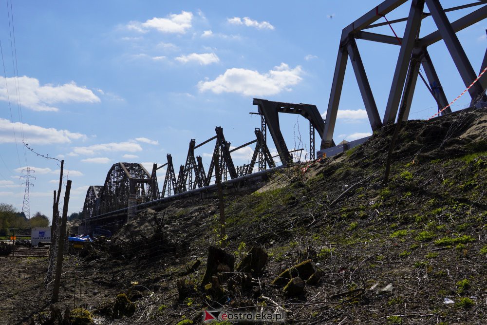 Trwa rozbiórka mostu kolejowego na Narwi w Ostrołęce [28.04.2021] - zdjęcie #14 - eOstroleka.pl