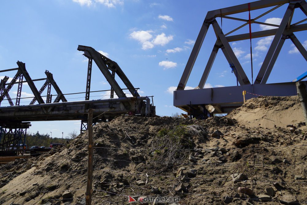 Trwa rozbiórka mostu kolejowego na Narwi w Ostrołęce [28.04.2021] - zdjęcie #15 - eOstroleka.pl