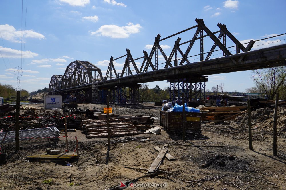 Trwa rozbiórka mostu kolejowego na Narwi w Ostrołęce [28.04.2021] - zdjęcie #17 - eOstroleka.pl