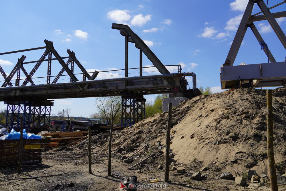 Trwa rozbiórka mostu kolejowego na Narwi w Ostrołęce [28.04.2021] - zdjęcie #18 - eOstroleka.pl