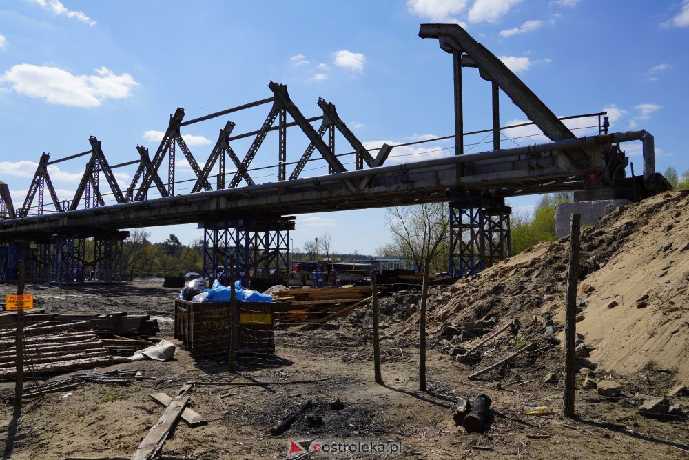 Trwa rozbiórka mostu kolejowego na Narwi w Ostrołęce [28.04.2021] - zdjęcie #19 - eOstroleka.pl