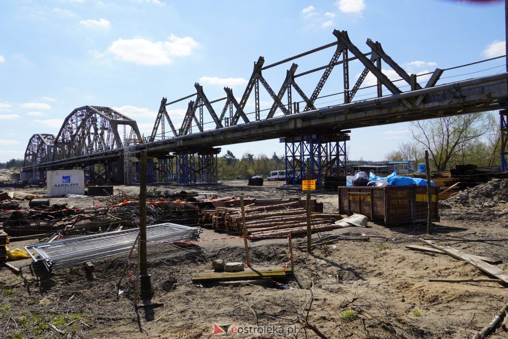Trwa rozbiórka mostu kolejowego na Narwi w Ostrołęce [28.04.2021] - zdjęcie #20 - eOstroleka.pl