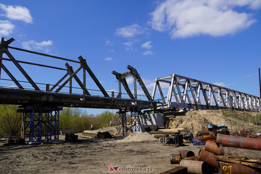 Trwa rozbiórka mostu kolejowego na Narwi w Ostrołęce [28.04.2021] - zdjęcie #22 - eOstroleka.pl