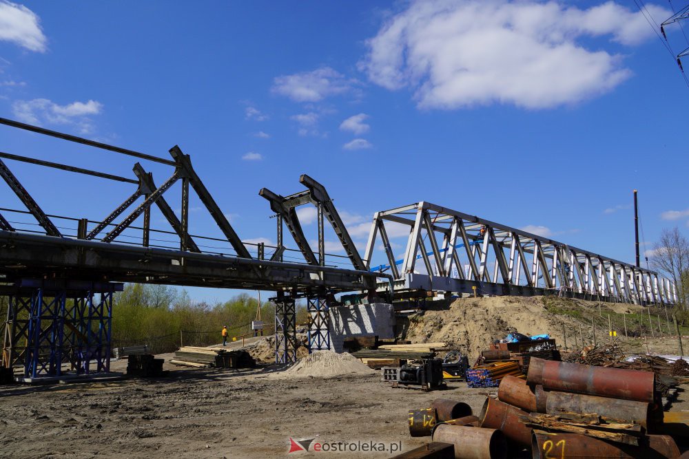 Trwa rozbiórka mostu kolejowego na Narwi w Ostrołęce [28.04.2021] - zdjęcie #23 - eOstroleka.pl