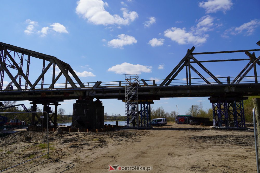 Trwa rozbiórka mostu kolejowego na Narwi w Ostrołęce [28.04.2021] - zdjęcie #25 - eOstroleka.pl