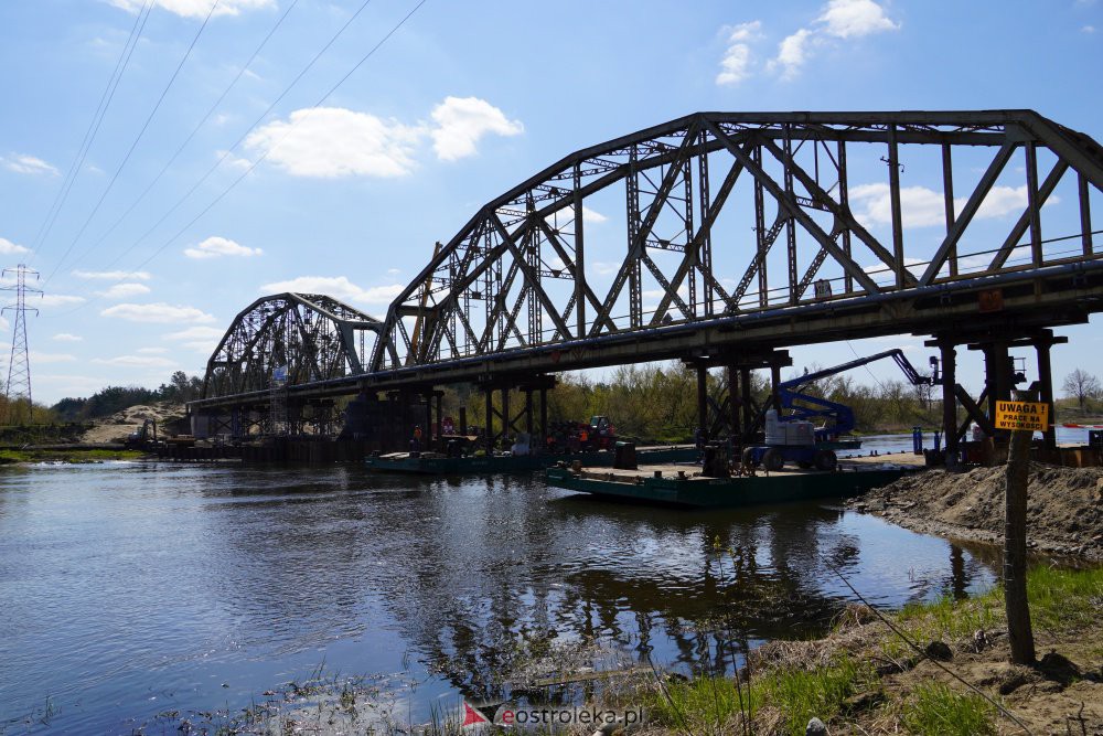 Trwa rozbiórka mostu kolejowego na Narwi w Ostrołęce [28.04.2021] - zdjęcie #26 - eOstroleka.pl