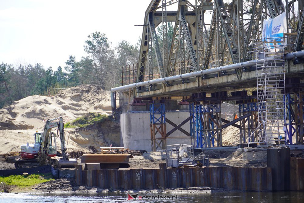 Trwa rozbiórka mostu kolejowego na Narwi w Ostrołęce [28.04.2021] - zdjęcie #27 - eOstroleka.pl