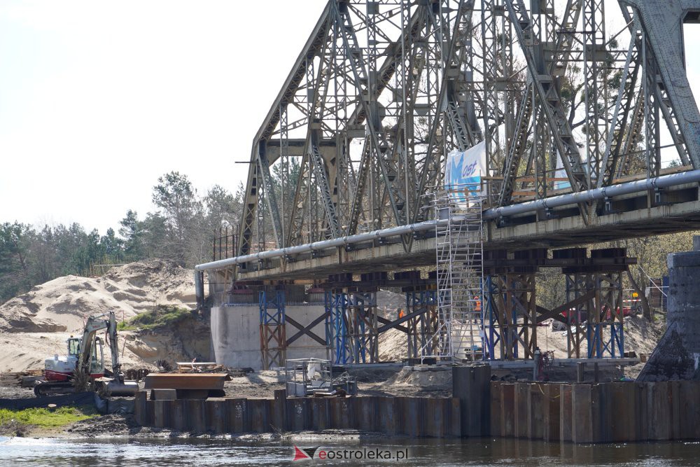 Trwa rozbiórka mostu kolejowego na Narwi w Ostrołęce [28.04.2021] - zdjęcie #28 - eOstroleka.pl
