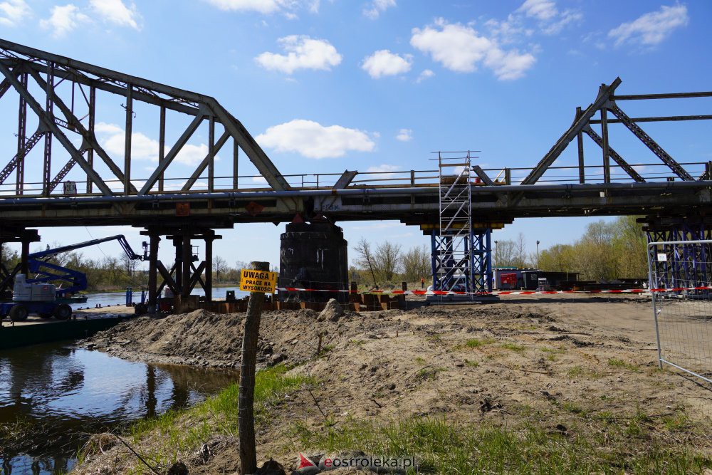 Trwa rozbiórka mostu kolejowego na Narwi w Ostrołęce [28.04.2021] - zdjęcie #29 - eOstroleka.pl