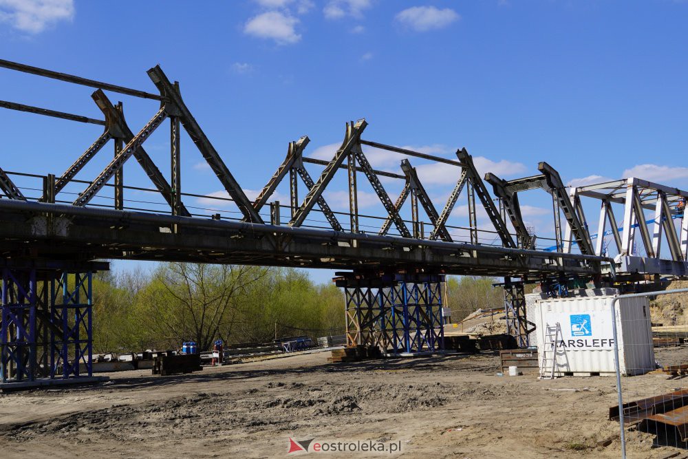 Trwa rozbiórka mostu kolejowego na Narwi w Ostrołęce [28.04.2021] - zdjęcie #30 - eOstroleka.pl