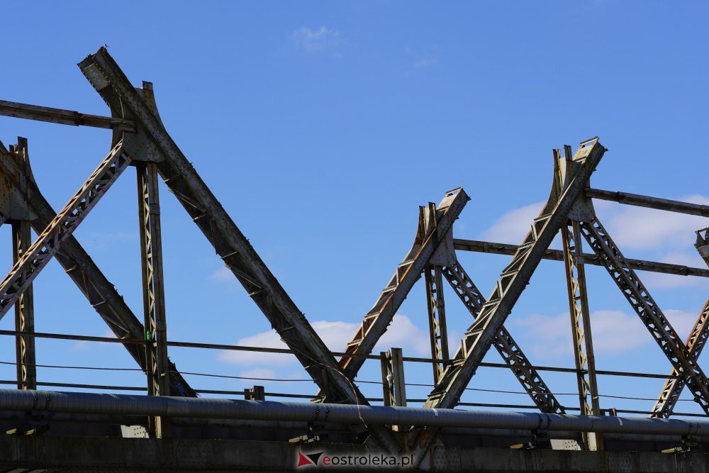 Trwa rozbiórka mostu kolejowego na Narwi w Ostrołęce [28.04.2021] - zdjęcie #31 - eOstroleka.pl