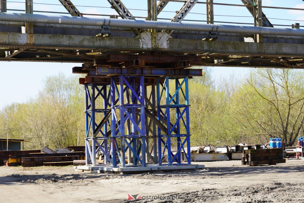 Trwa rozbiórka mostu kolejowego na Narwi w Ostrołęce [28.04.2021] - zdjęcie #32 - eOstroleka.pl