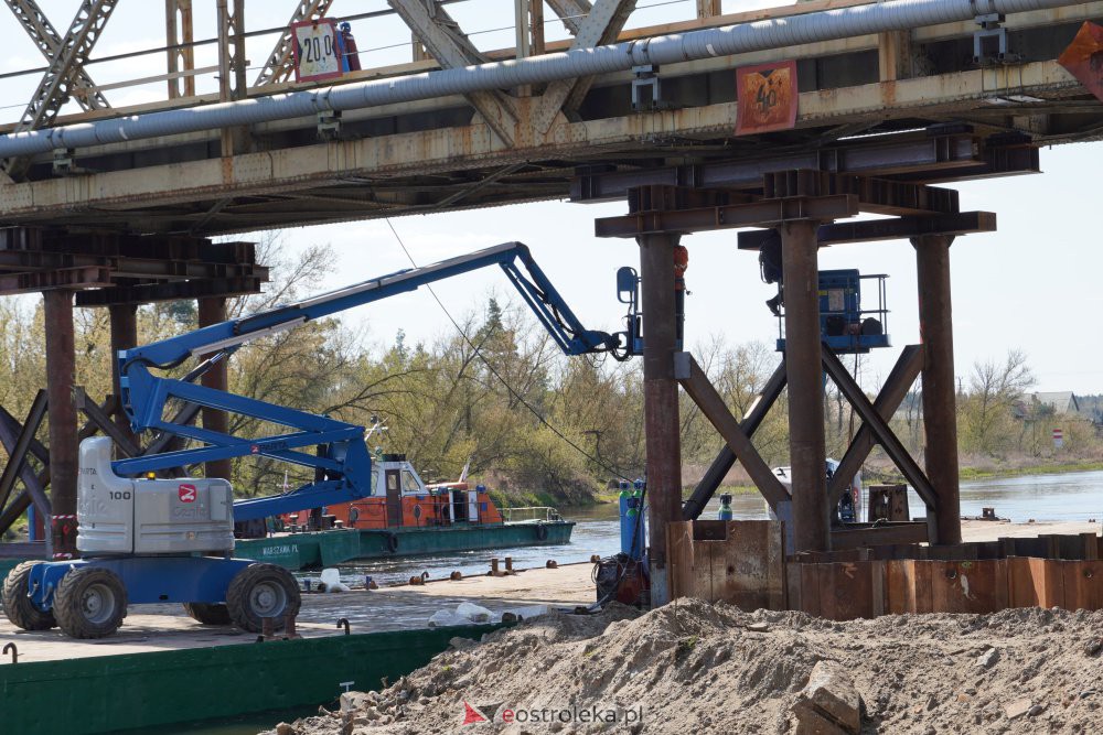 Trwa rozbiórka mostu kolejowego na Narwi w Ostrołęce [28.04.2021] - zdjęcie #33 - eOstroleka.pl
