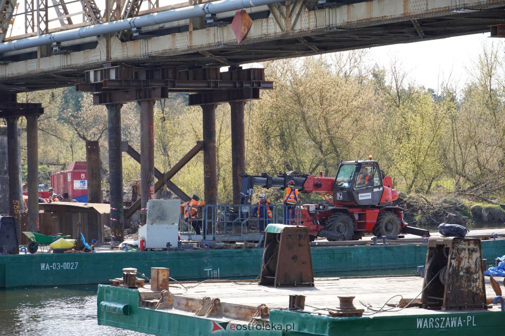 Trwa rozbiórka mostu kolejowego na Narwi w Ostrołęce [28.04.2021] - zdjęcie #34 - eOstroleka.pl