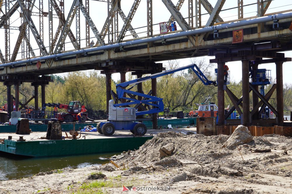 Trwa rozbiórka mostu kolejowego na Narwi w Ostrołęce [28.04.2021] - zdjęcie #36 - eOstroleka.pl