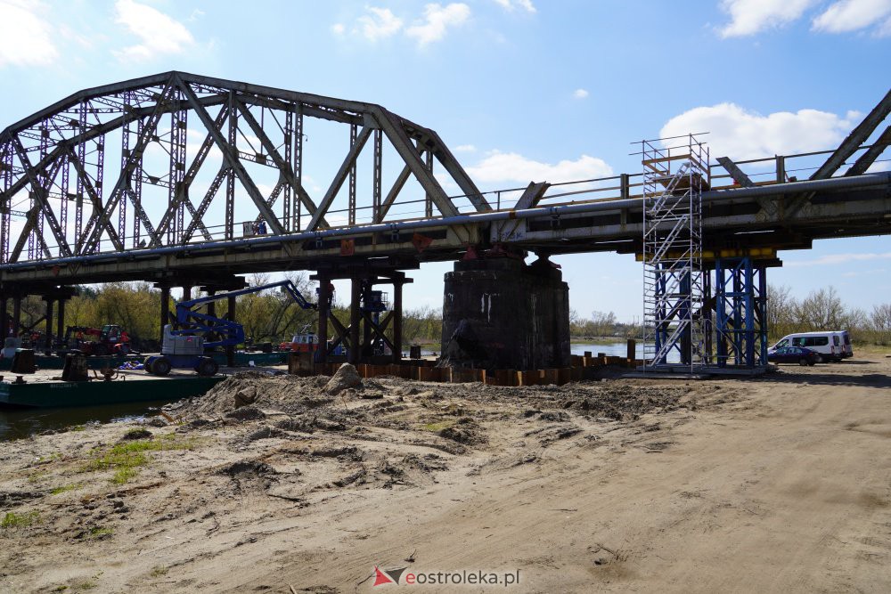 Trwa rozbiórka mostu kolejowego na Narwi w Ostrołęce [28.04.2021] - zdjęcie #37 - eOstroleka.pl