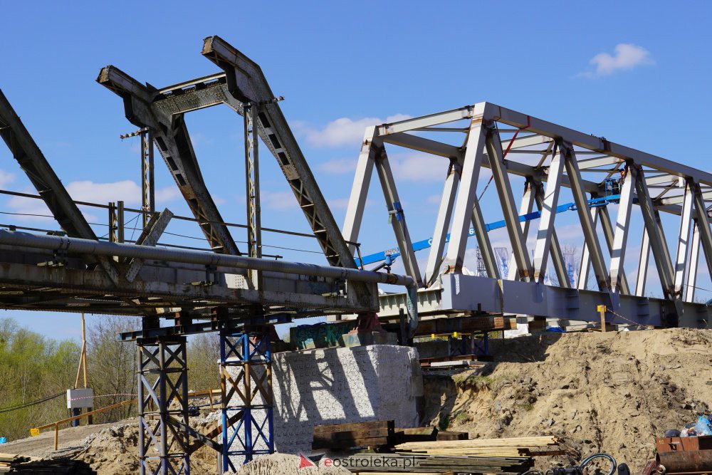 Trwa rozbiórka mostu kolejowego na Narwi w Ostrołęce [28.04.2021] - zdjęcie #38 - eOstroleka.pl