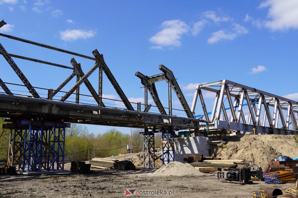 Trwa rozbiórka mostu kolejowego na Narwi w Ostrołęce [28.04.2021] - zdjęcie #39 - eOstroleka.pl