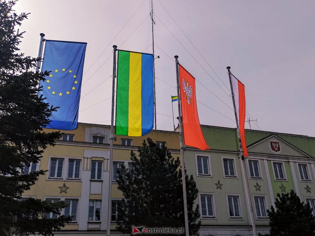 Flaga Mazowsza powiewa przed ostrołęckim ratuszem [29.04.2021] - zdjęcie #1 - eOstroleka.pl