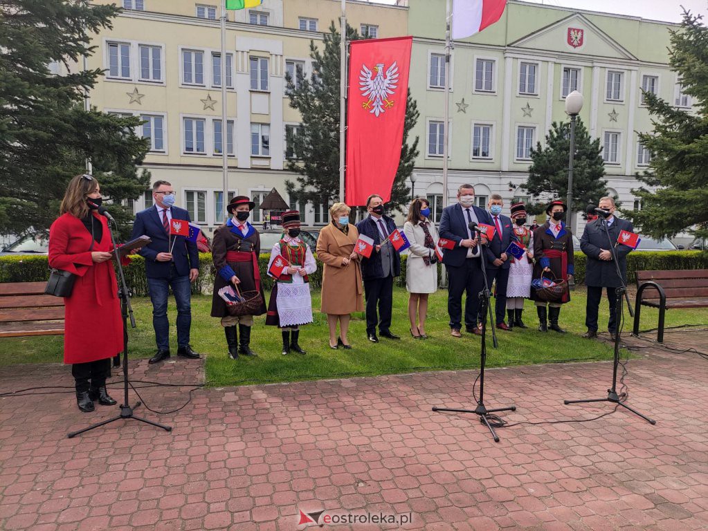 Flaga Mazowsza powiewa przed ostrołęckim ratuszem [29.04.2021] - zdjęcie #2 - eOstroleka.pl