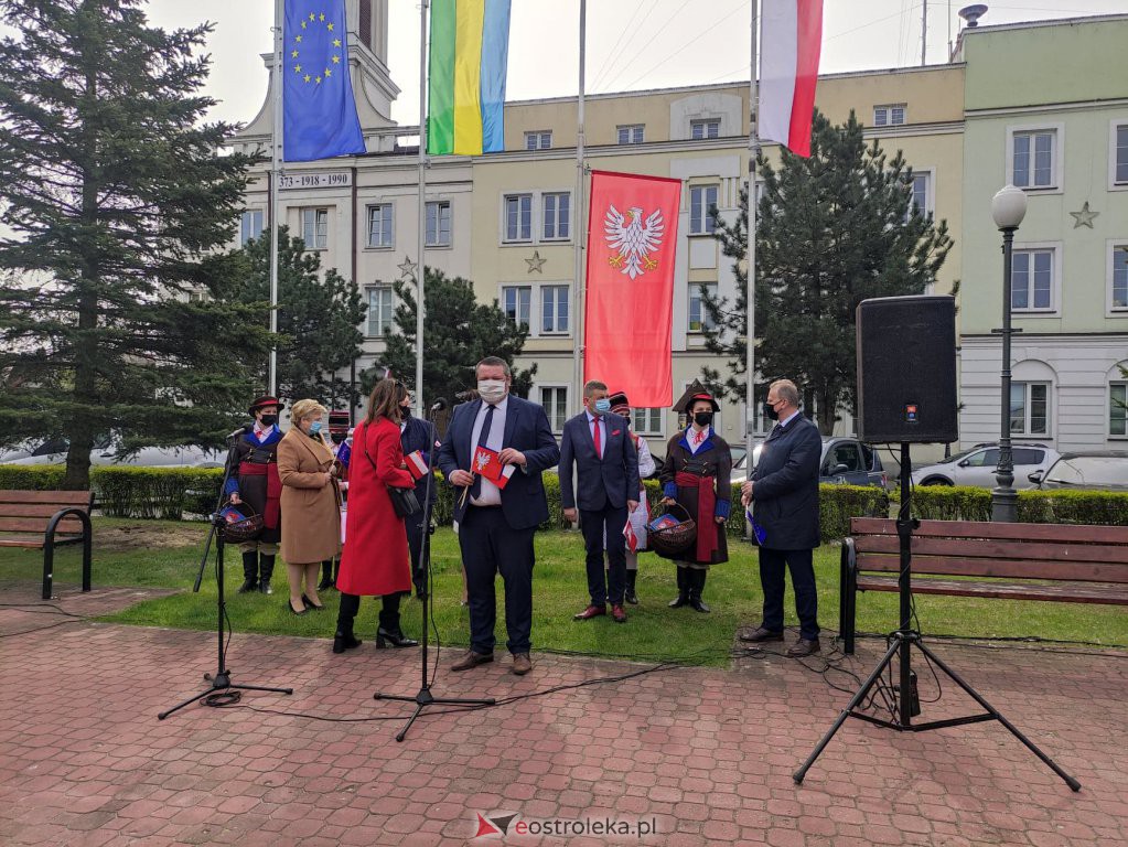 Flaga Mazowsza powiewa przed ostrołęckim ratuszem [29.04.2021] - zdjęcie #3 - eOstroleka.pl