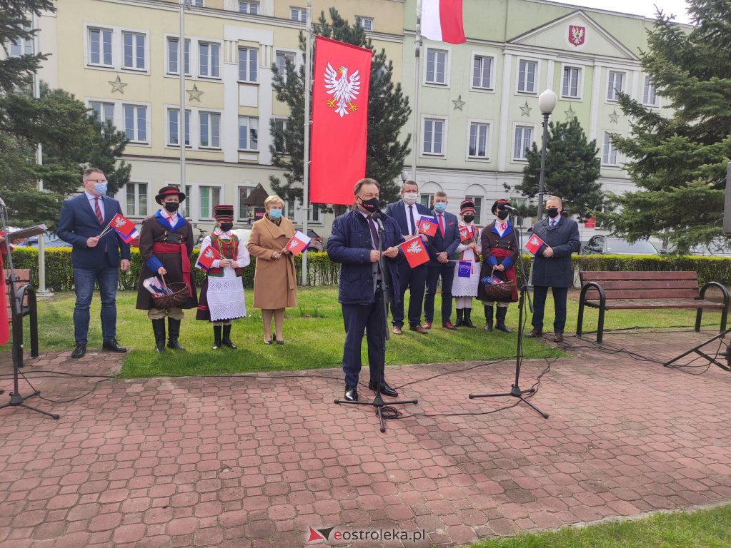 Flaga Mazowsza powiewa przed ostrołęckim ratuszem [29.04.2021] - zdjęcie #5 - eOstroleka.pl
