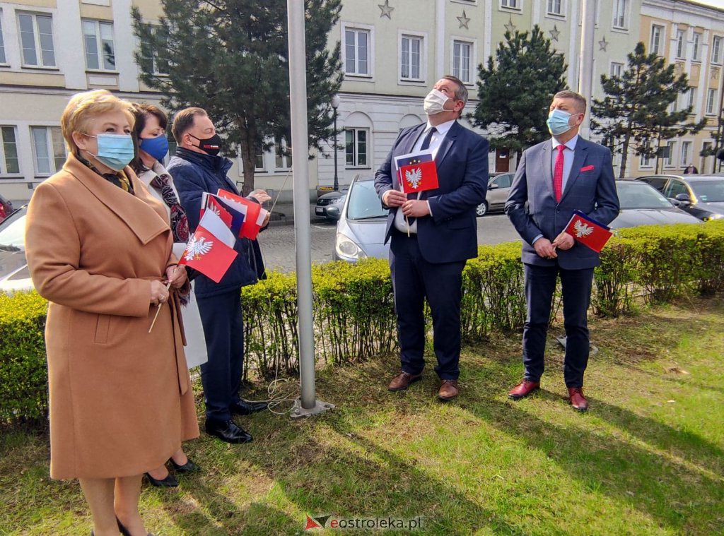 Flaga Mazowsza powiewa przed ostrołęckim ratuszem [29.04.2021] - zdjęcie #7 - eOstroleka.pl