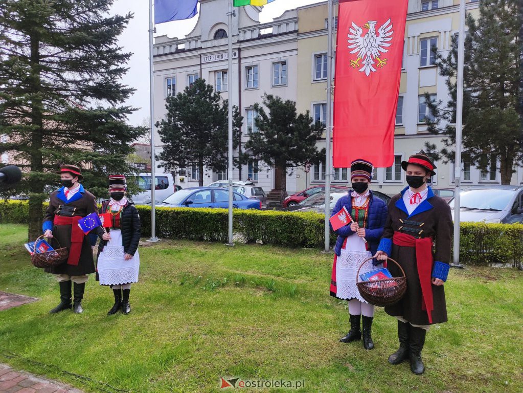 Flaga Mazowsza powiewa przed ostrołęckim ratuszem [29.04.2021] - zdjęcie #10 - eOstroleka.pl