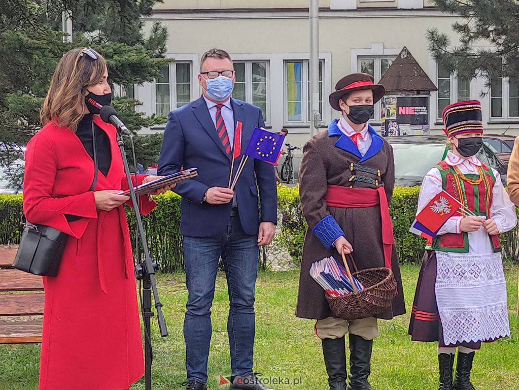Flaga Mazowsza powiewa przed ostrołęckim ratuszem [29.04.2021] - zdjęcie #11 - eOstroleka.pl