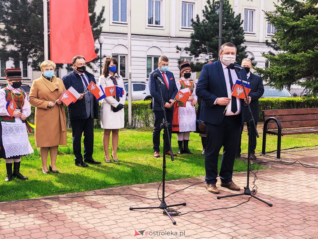 Flaga Mazowsza powiewa przed ostrołęckim ratuszem [29.04.2021] - zdjęcie #12 - eOstroleka.pl