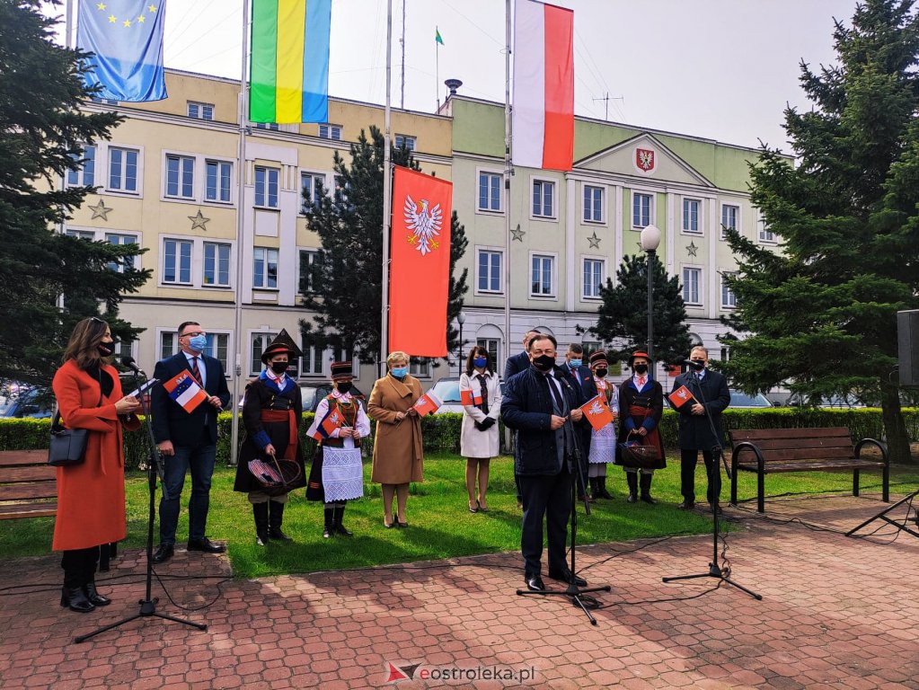 Flaga Mazowsza powiewa przed ostrołęckim ratuszem [29.04.2021] - zdjęcie #13 - eOstroleka.pl