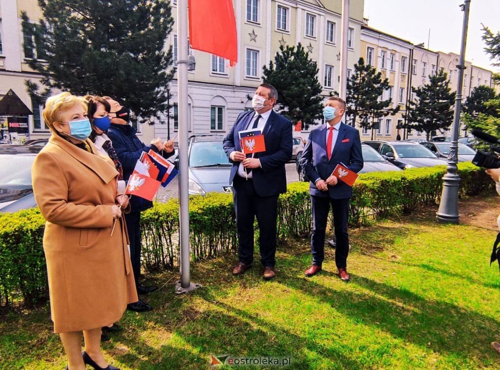 Flaga Mazowsza powiewa przed ostrołęckim ratuszem [29.04.2021] - zdjęcie #15 - eOstroleka.pl