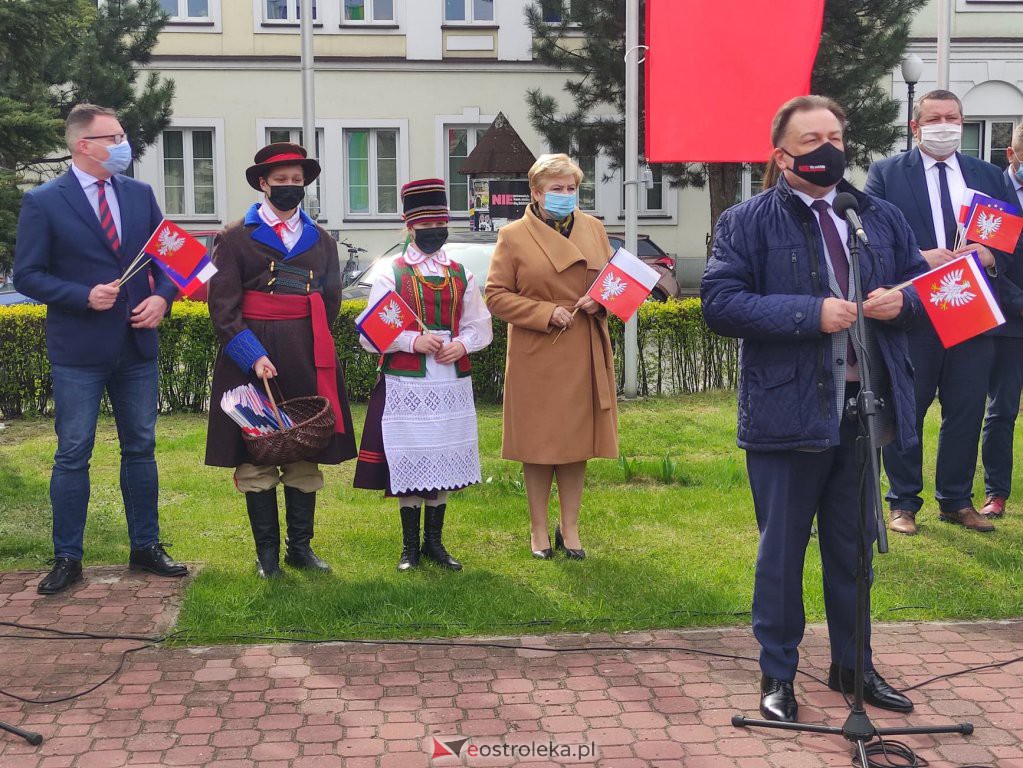 Flaga Mazowsza powiewa przed ostrołęckim ratuszem [29.04.2021] - zdjęcie #17 - eOstroleka.pl