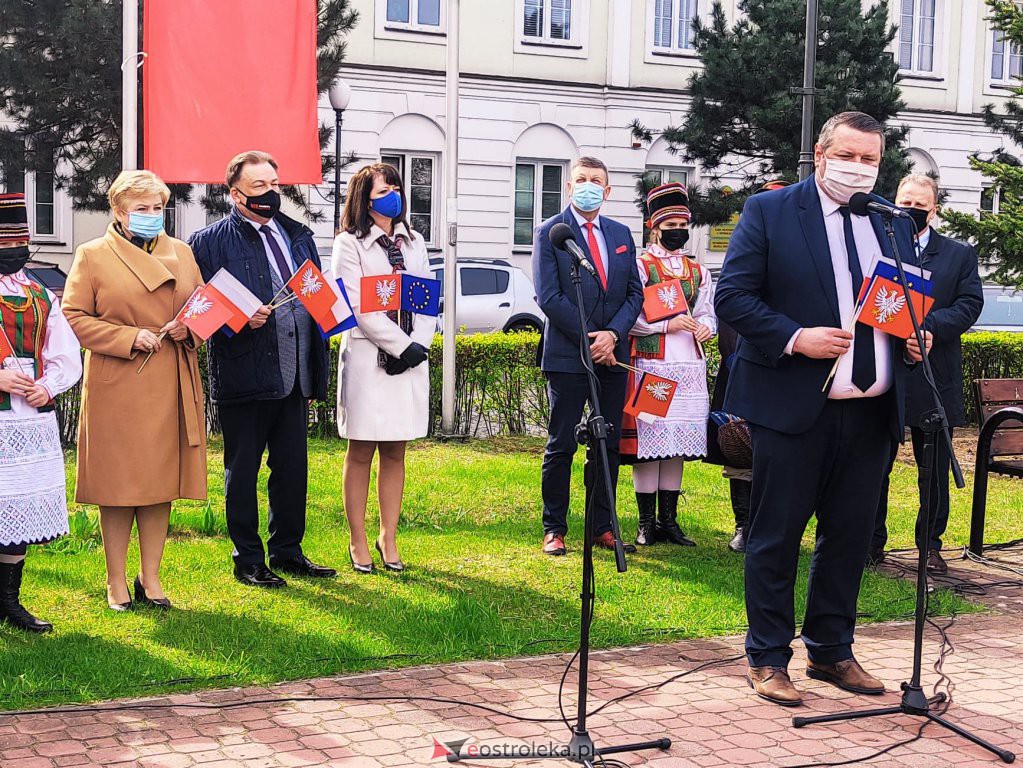 Flaga Mazowsza powiewa przed ostrołęckim ratuszem [29.04.2021] - zdjęcie #18 - eOstroleka.pl