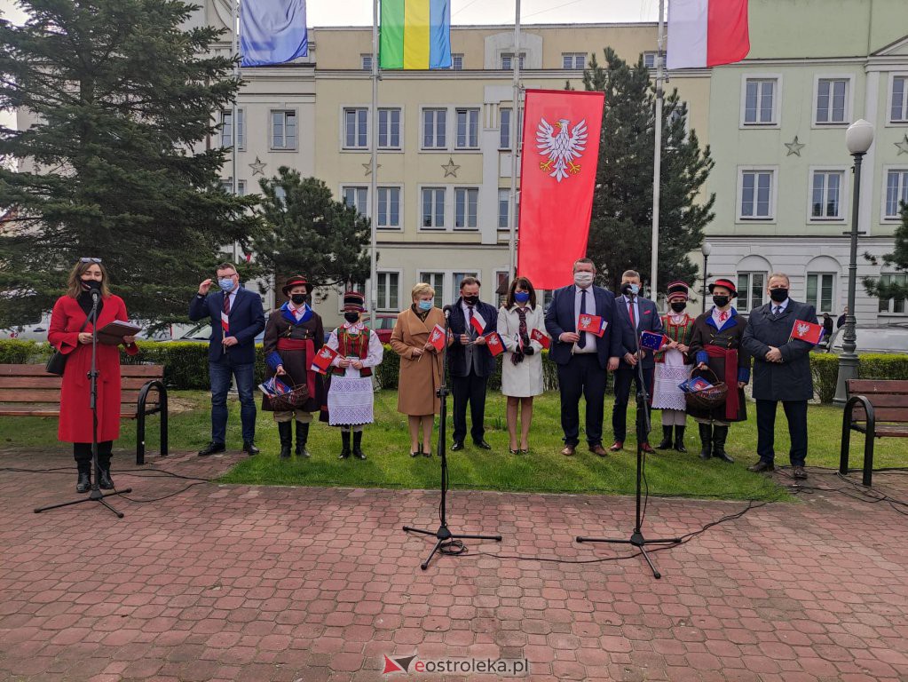Flaga Mazowsza powiewa przed ostrołęckim ratuszem [29.04.2021] - zdjęcie #20 - eOstroleka.pl